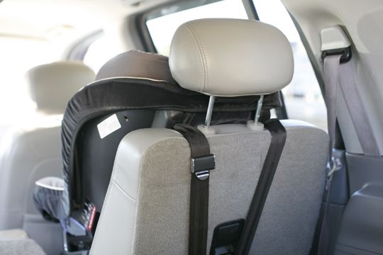 Un Adolescente Que Usa Cinturones De Seguridad Viaja En Automóvil En Un  Asiento Protector Para Niños. Viajar Seguro Con Niños. Movimiento Seguro De  Los Niños En El Coche. Fotos, retratos, imágenes y